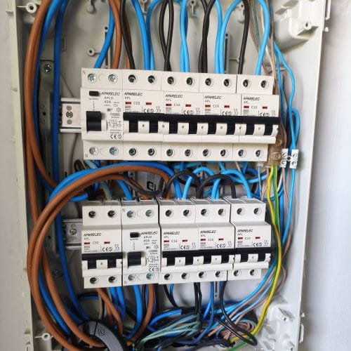 ¿Tu instalación eléctrica cumple con la ley? Lo que todo propietario debe saber sobre el REBT(España) 8 Cuadro eléctrico