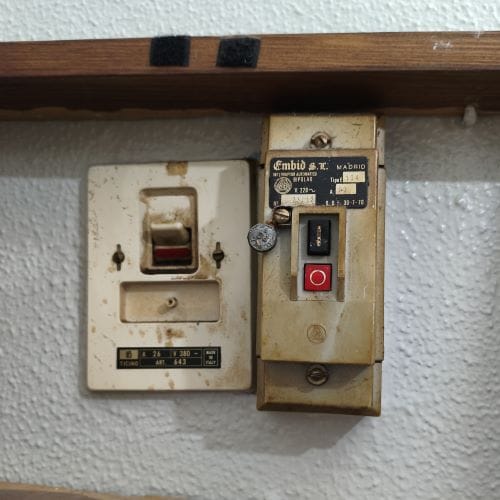 ¿Tu instalación eléctrica cumple con la ley? Lo que todo propietario debe saber sobre el REBT(España) 7 Cuadro eléctrico antiguo