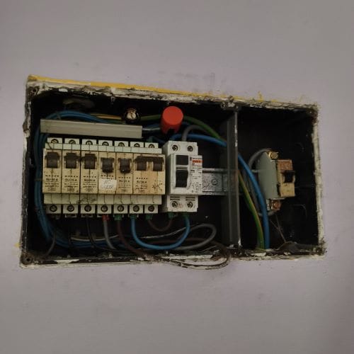 ¿Tu instalación eléctrica cumple con la ley? Lo que todo propietario debe saber sobre el REBT(España) 6 Cuadro eléctrico en vivienda antigua