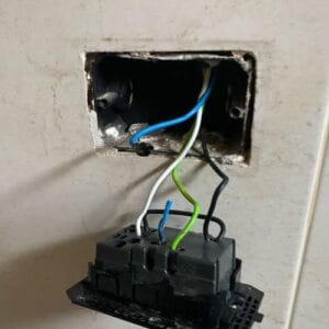 ¿Tu instalación eléctrica cumple con la ley? Lo que todo propietario debe saber sobre el REBT(España) 4 Toma de corriente defectuosa