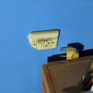 ¿Tu instalación eléctrica cumple con la ley? Lo que todo propietario debe saber sobre el REBT(España) 5 Toma de corriente defectuosa