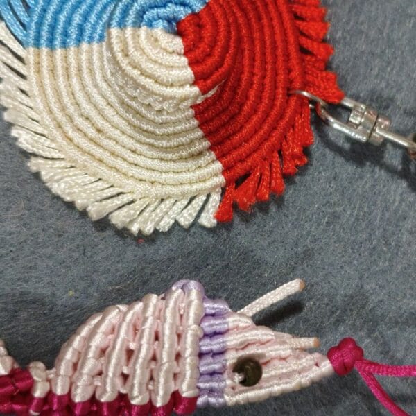 Llaveros en hilo encerado