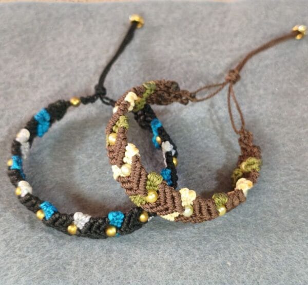 Pulseras de hilo encerado