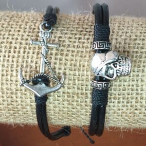 Pulsera de cuero con dije