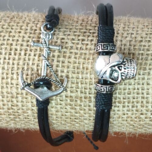 Pulsera de cuero con dije