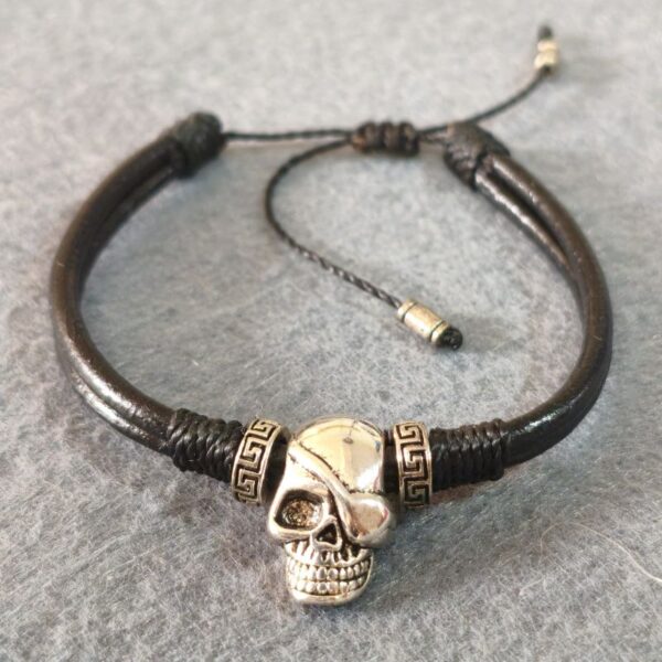 pulsera de cuero con dije