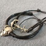 pulsera de cuero con dije