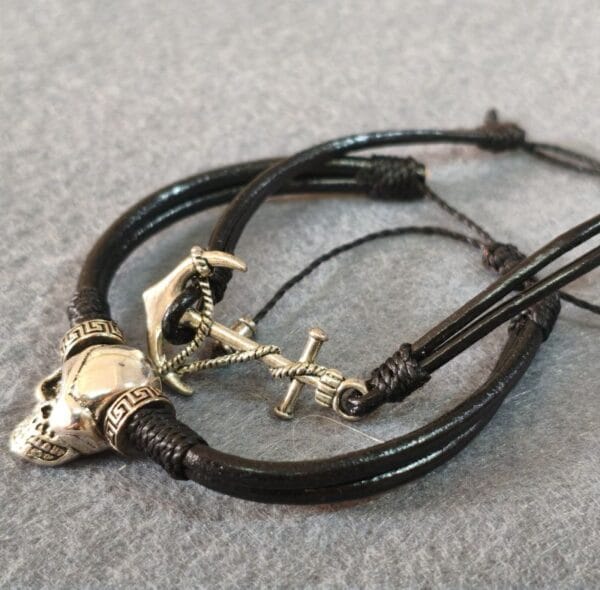 pulsera de cuero con dije