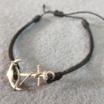 Pulsera de cuero con dije