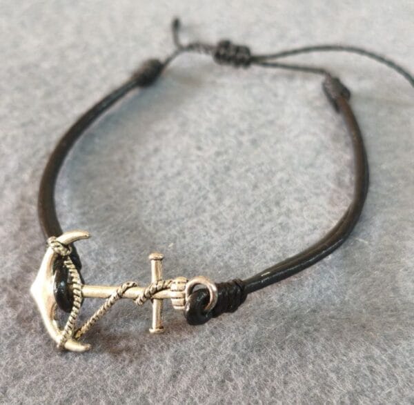 Pulsera de cuero con dije