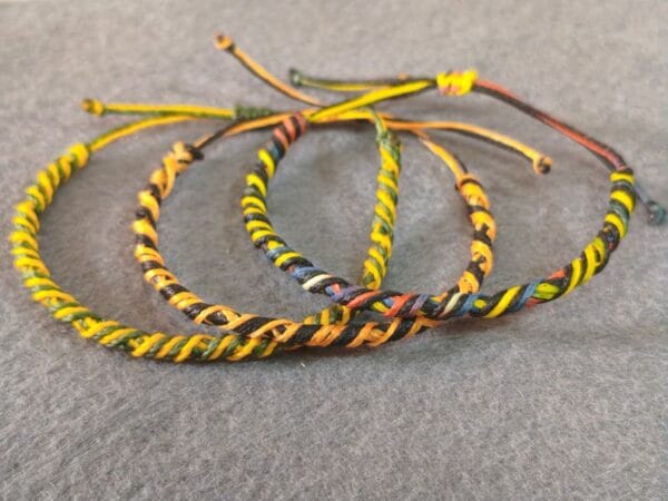 Pulseras de hilo encerado