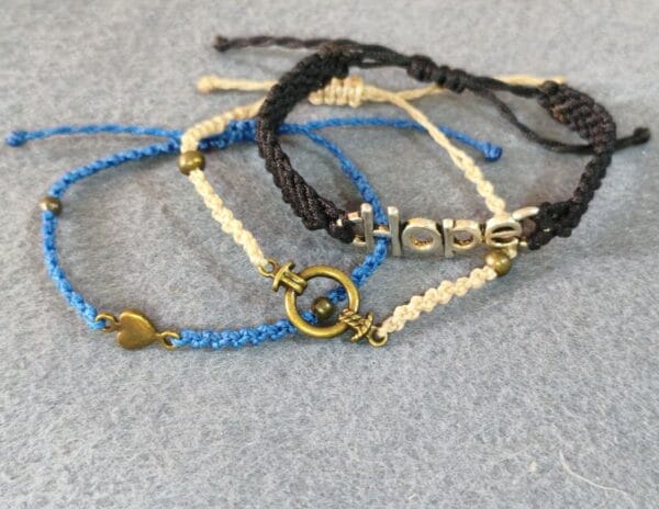 Pulsera de hilo encerado