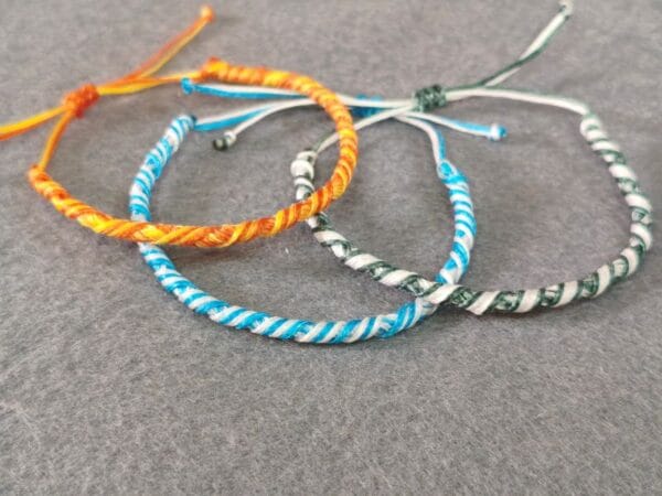 Pulseras de hilo encerado