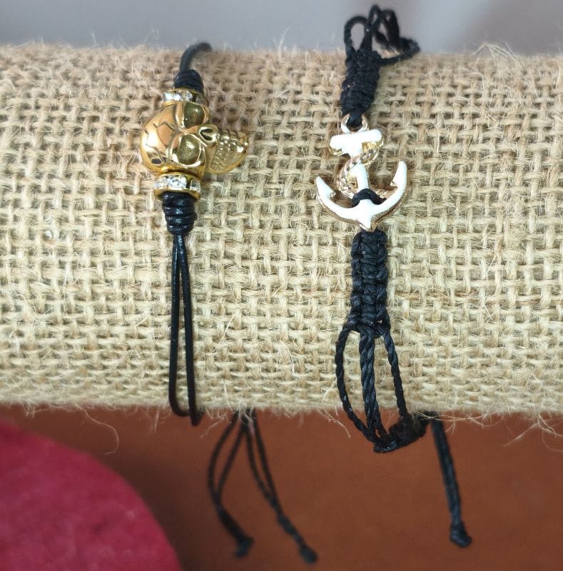 Pulseras de cuero y de hilko
