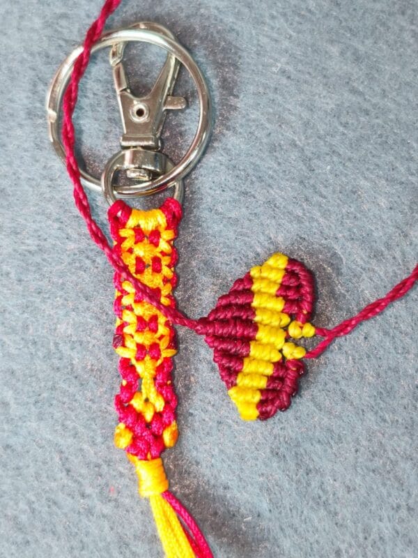 Llaveros en hilo encerado