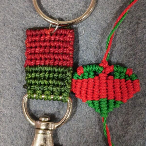 Llaveros en hilo encerado