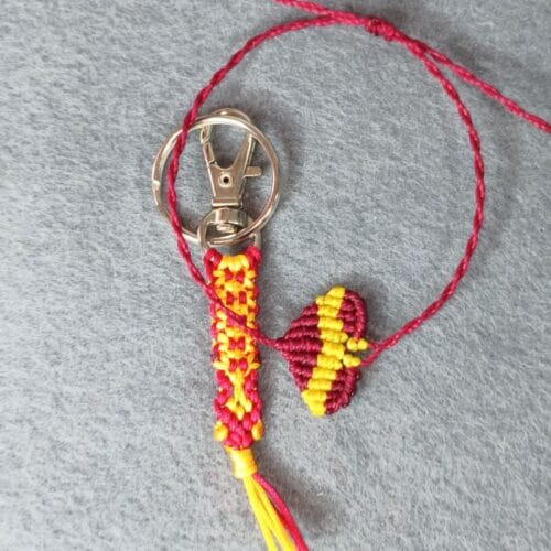 Llaveros en hilo encerado