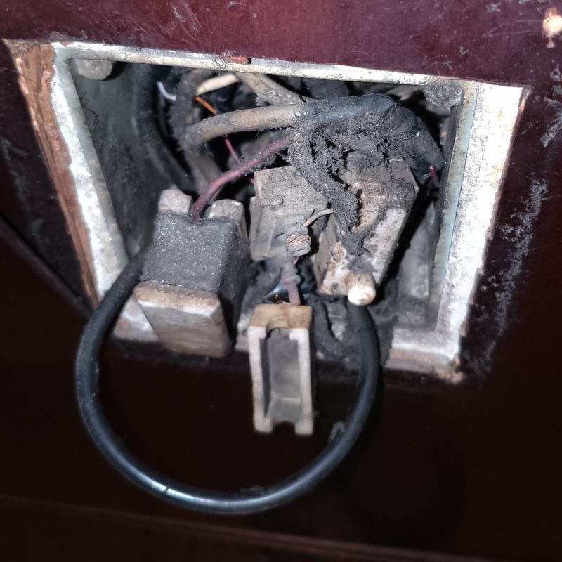 Caja de protecciones antigua