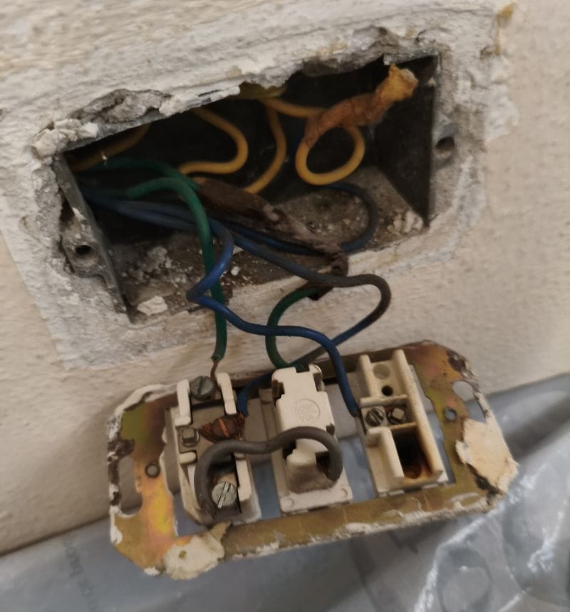 Conexión antigua de interruptor y enchufe